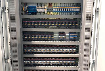 Cборка контроллерных шкафов на собственном производстве со складом комплектующих от 3 дней по готовому или индивидуальному проекту.